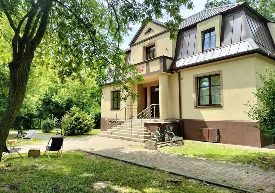 Biblioteka w Żychlinie poleca na weekend powieść „Laleczka” Joanny Jax