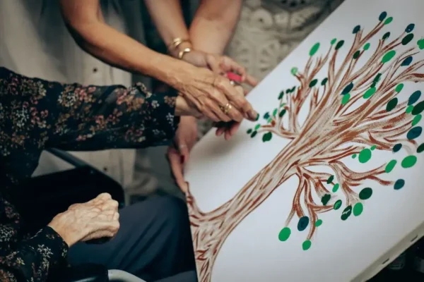 Seniorzy z Kutna stworzyli Drzewa Wspomnień – arteterapia pełna wzruszeń