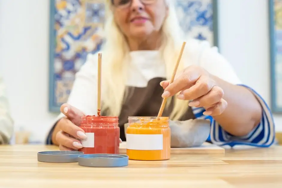 Arteterapia dla seniorów: warsztaty inspirowane van Goghiem w Kutnie