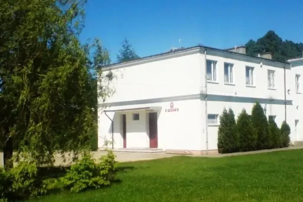 Społeczność szkolna z Gniewkówca z życzeniami dla nowego proboszcza w Złotnikach Kujawskich