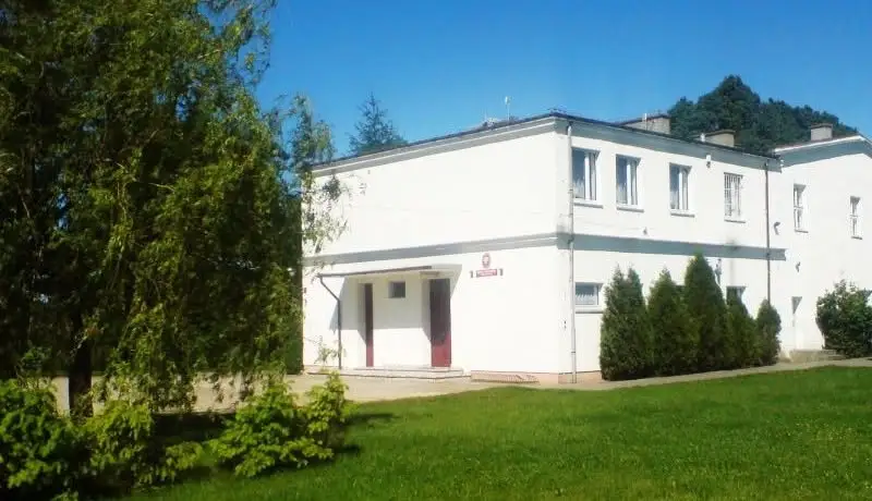 Społeczność szkolna z Gniewkówca z życzeniami dla nowego proboszcza w Złotnikach Kujawskich