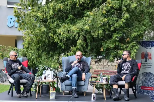 Kryminaliści na motocyklach: Robert Małecki, Mariusz Kanios i Michał Śmielak odwiedzili kutnowską bibliotekę