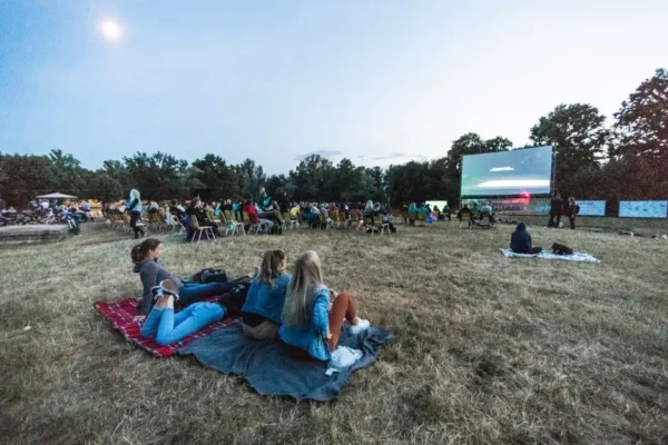 Kultowy film na Placu Wolności w Kutnie – tylko teksty z „Chłopaki nie płaczą” pod postem