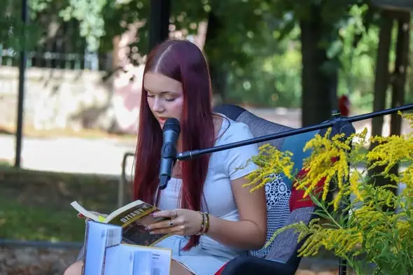 Narodowe Czytanie 2026 w Kutnie: „Dziady” na zielonym placu przed biblioteką