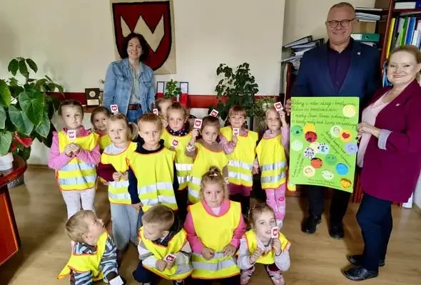 Przedszkolaki z Krośniewic odwiedziły urząd miejski z okazji Dnia Kropki