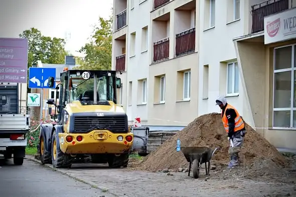 Remont chodnika na ulicy 1 Maja w Kutnie – nowa nawierzchnia i miejsca parkingowe