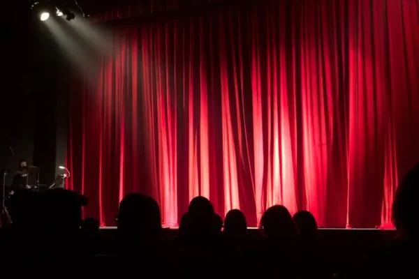 „Kiedy kota nie ma…” – brytyjska komedia w Kutnowskim Domu Kultury