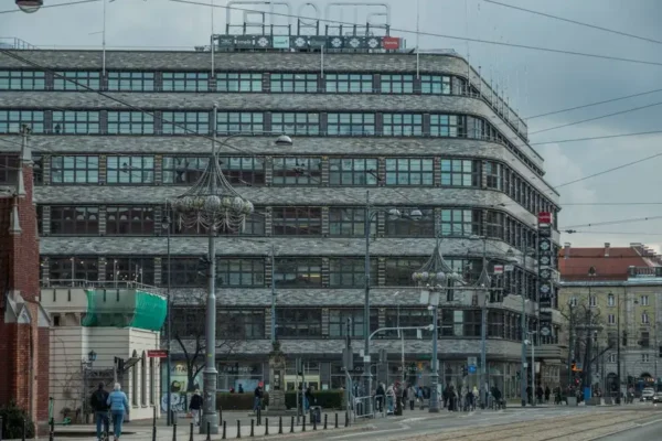 Kutnowski Dom Kultury zachwyca architekturą. Bloger docenił modernizm i świeżo wyremontowaną salę