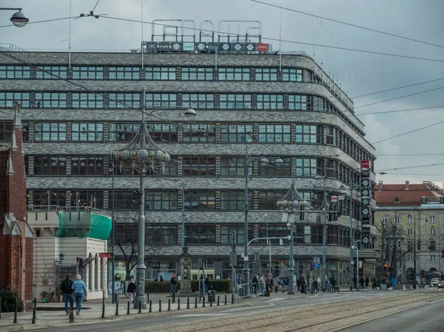 Kutnowski Dom Kultury zachwyca architekturą. Bloger docenił modernizm i świeżo wyremontowaną salę