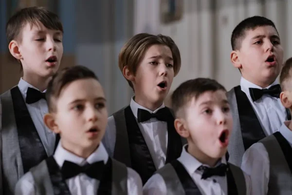 Dzieci ze Studia Wokalno-Musicalowego KDK zaśpiewały na warszawskiej Woli