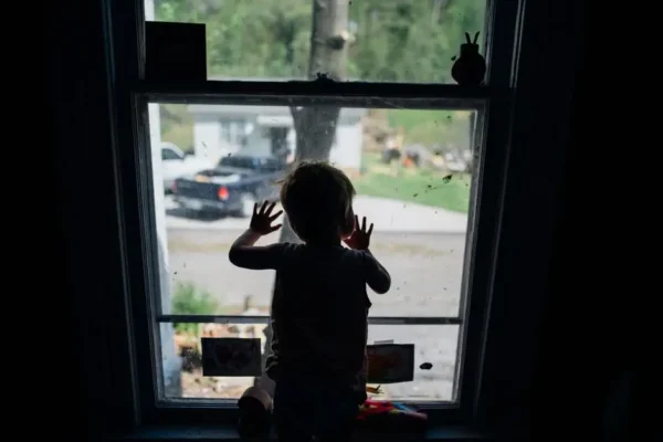 Trzylatka na parapecie w Kutnie. Nietrzeźwa matka i jej partner zatrzymani