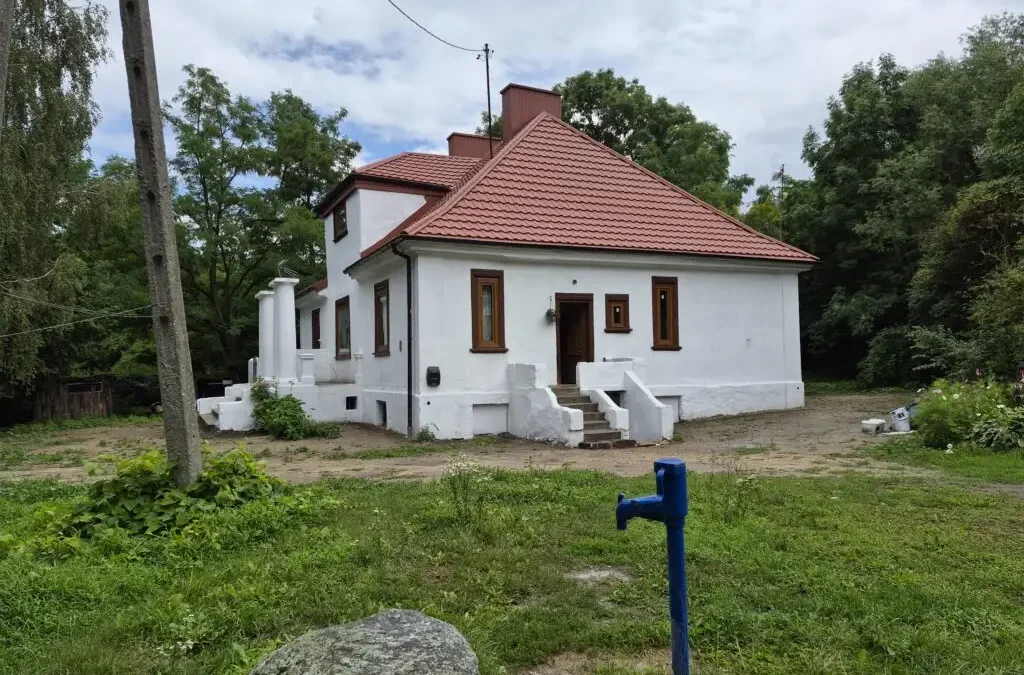 Dom Oficjalisty w Poborzu odzyskał blask – zakończono renowację zabytku