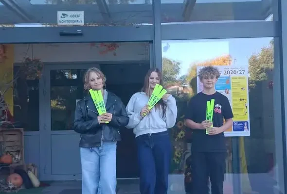 Uczniowie z Grabowa uczą seniorów, jak dbać o bezpieczeństwo na drodze