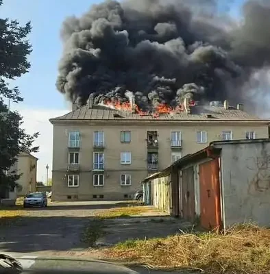 Pożar poddasza w Żychlinie – strażacy dziękują świadkom za pomoc w ewakuacji