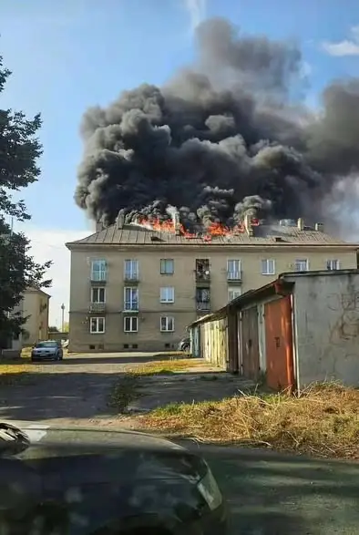 Pożar poddasza w Żychlinie – strażacy dziękują świadkom za pomoc w ewakuacji