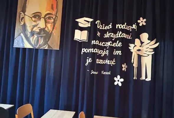 Dzień Edukacji Narodowej w szkole w Gniewkowcu – śmiech, dinozaur i podziękowania dla nauczycieli