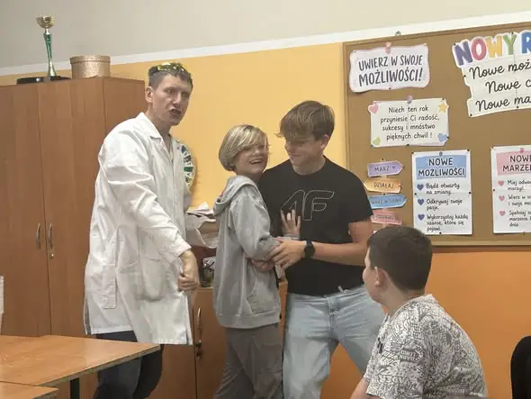 Fizyka w praktyce: uczniowie klas 6–8 odkrywali tajemnice prądu i fal