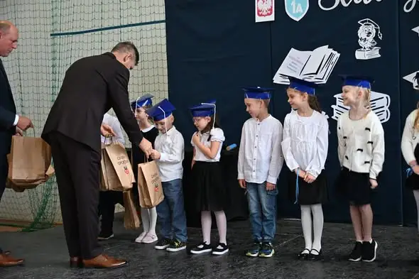 Ślubowanie pierwszaków i Dzień Edukacji Narodowej w gminie Oporów