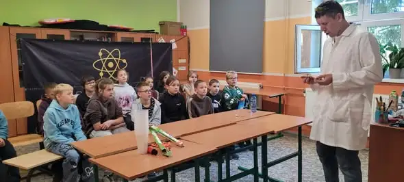 Fizyka w praktyce: uczniowie klas 4 i 5 eksperymentowali z prądem i plazmą