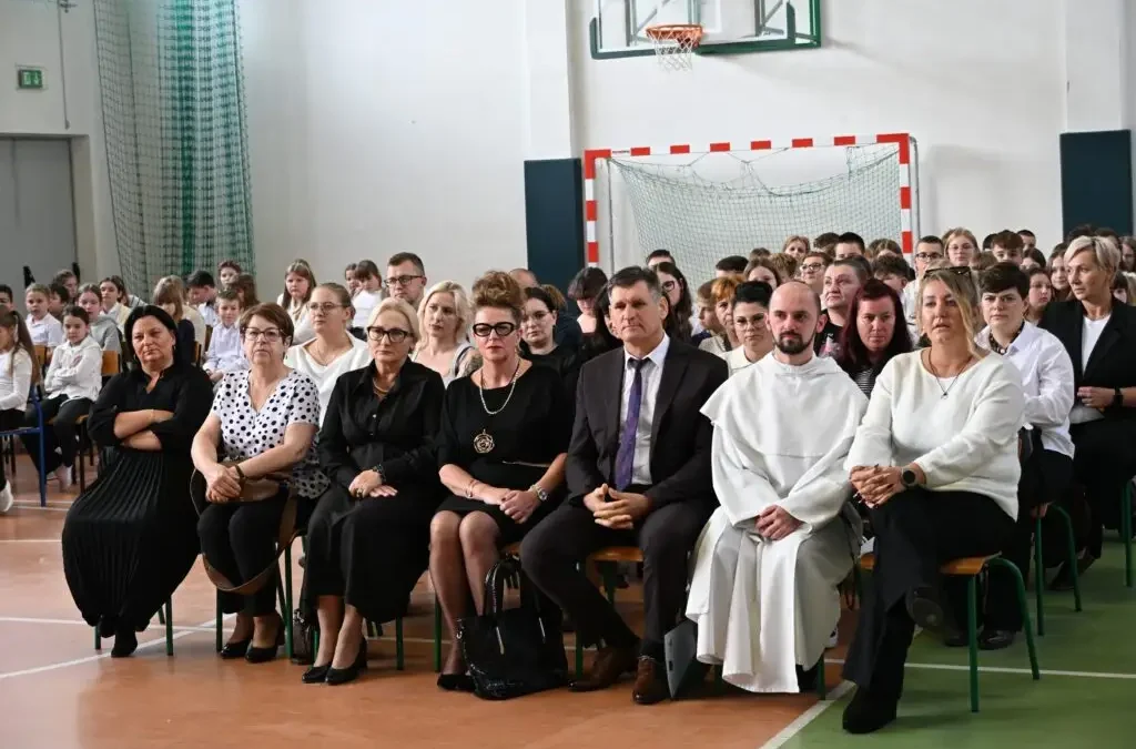 Ślubowanie pierwszaków i Dzień Edukacji Narodowej w gminie Oporów